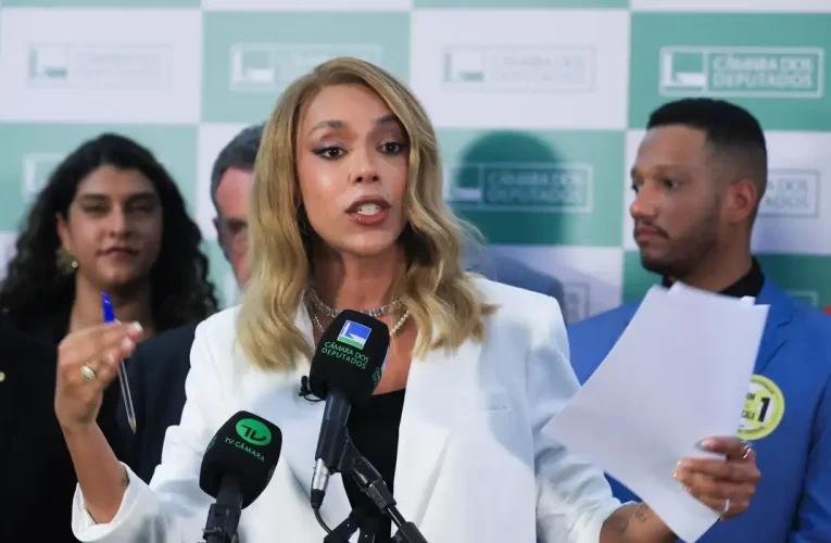 Erika Hilton processa Ratinho por falas transfóbicas em programa do SBT