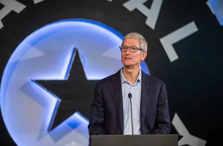 Apple anuncia sucessão: Tim Cook deixa cargo de CEO e John Ternus assume
