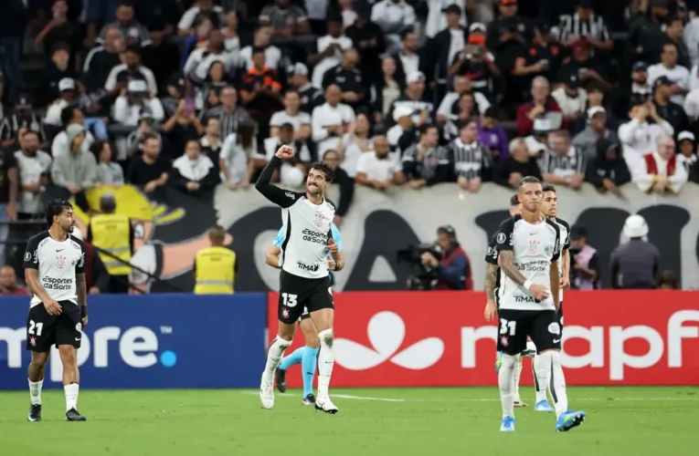 Corinthians vence e segue 100% na Libertadores; Flu perde