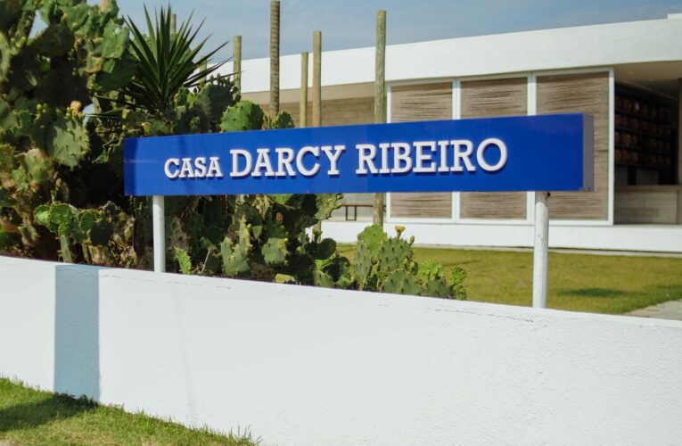 Livro O Povo Brasileiro em mandarim é lançado na China