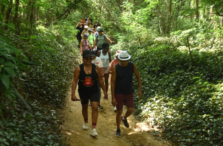 Maricá: idosos fazem trilha no Caminho de Darwin