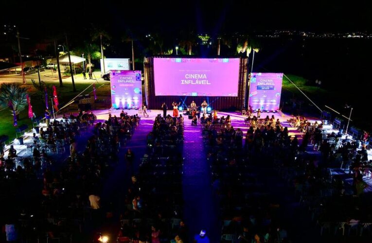 Cinema Inflável reúne grande público na orla do Parque Nanci em Maricá