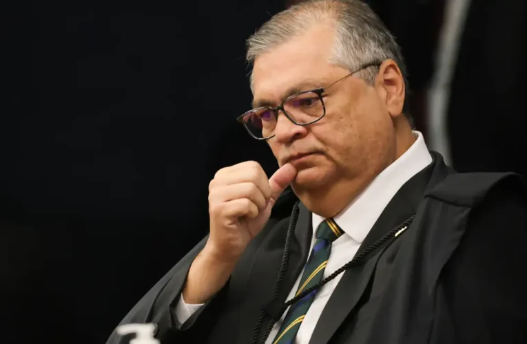 Flávio Dino questiona BC e CVM sobre lavagem de dinheiro em fundos