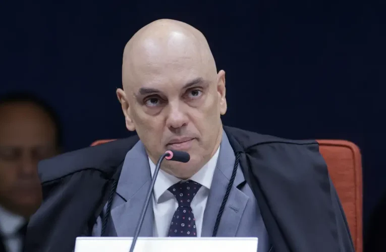 Moraes pede posição da PGR sobre inclusão de Bolsonaro em investigação