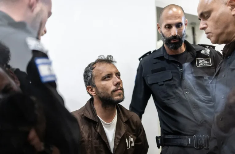 Justiça de Israel prorroga detenção de brasileiro e ativista