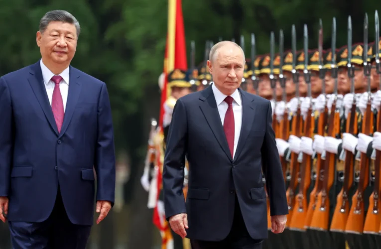 Xi Jinping reforça parceria com Putin e critica fascismo