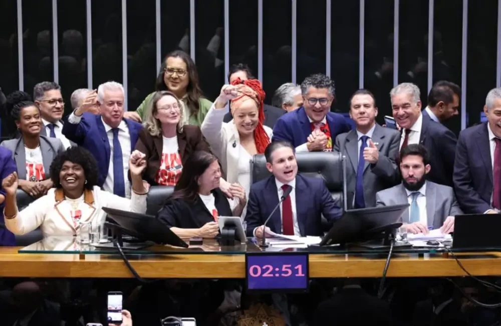 escala 6x1, PEC 6x1, jornada de trabalho, Câmara dos Deputados, Hugo Motta, Erika Hilton, Léo Prates, trabalhadores, Senado Federal, redução da jornada