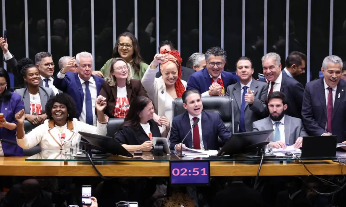 escala 6x1, PEC 6x1, jornada de trabalho, Câmara dos Deputados, Hugo Motta, Erika Hilton, Léo Prates, trabalhadores, Senado Federal, redução da jornada