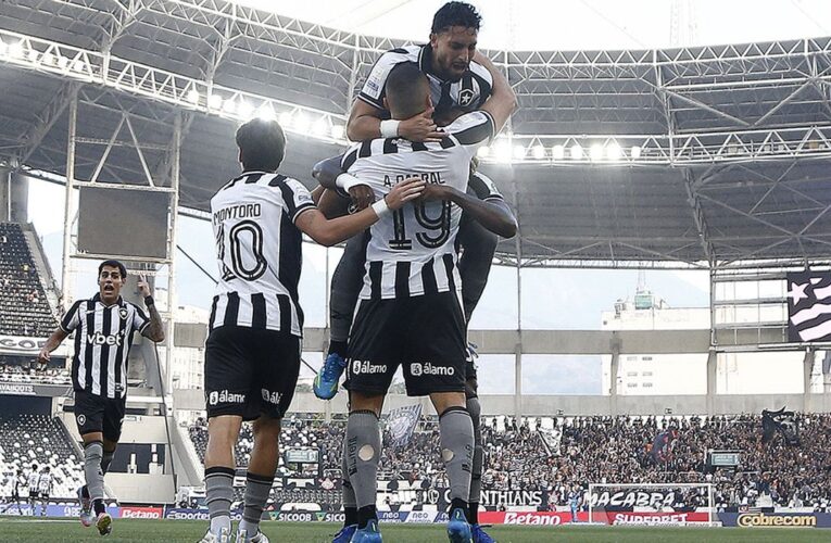 Arthur Cabral faz três gols e Botafogo vence Corinthians no Brasileirão
