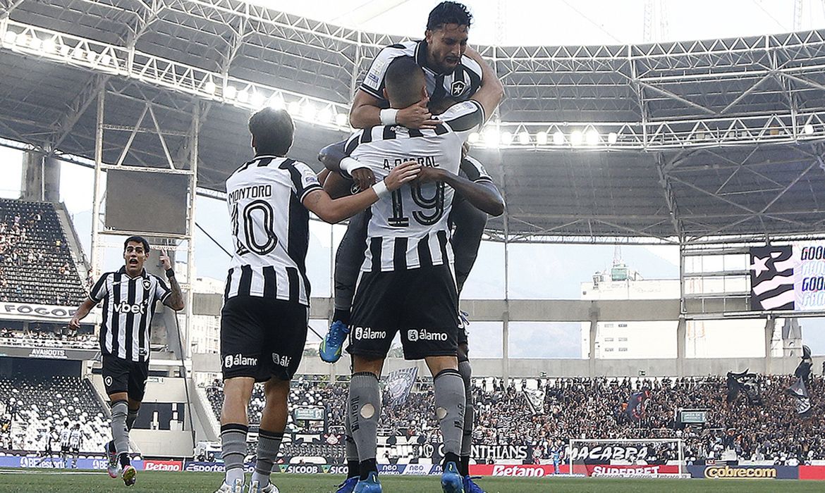 Botafogo, Corinthians, Arthur Cabral, Brasileirão, futebol brasileiro, Nilton Santos, Rodrigo Garro, Yuri Alberto, Bahia, Grêmio