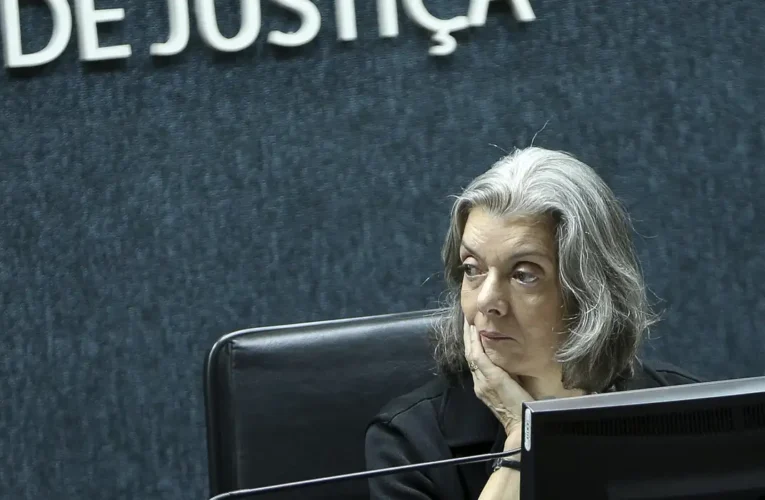 Cármen Lúcia vota para derrubar mudanças na Lei da Ficha Limpa