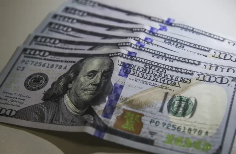 Dólar cai para R$ 4,95 e fecha no menor valor em dois anos