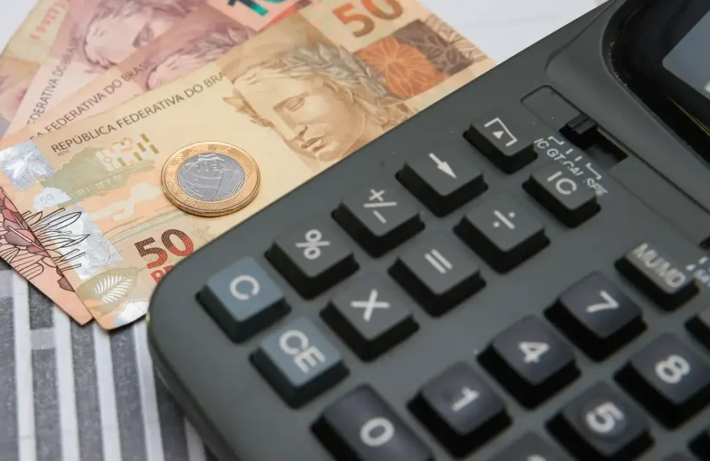 Receita Federal libera consulta ao maior lote de restituição do Imposto de Renda da história. Cerca de 8,7 milhões de contribuintes receberão R$ 16 bilhões.