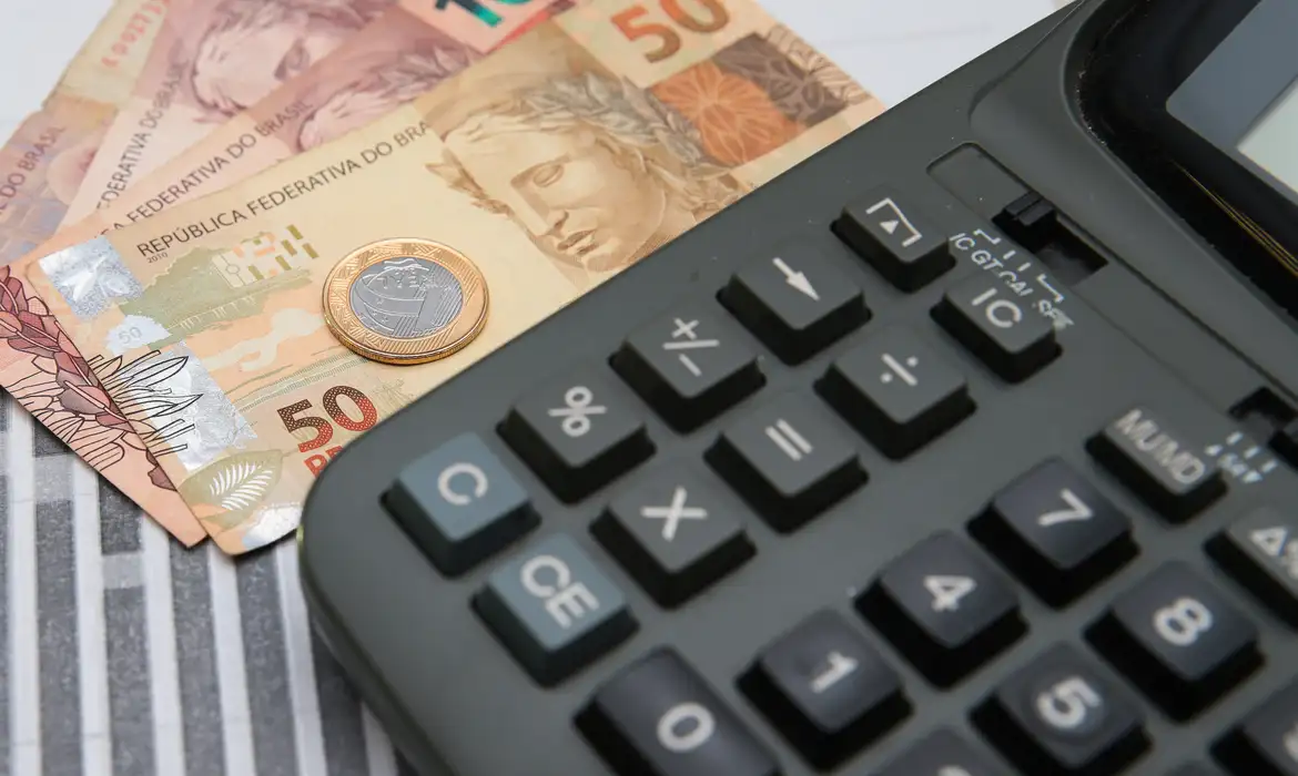 Receita Federal libera consulta ao maior lote de restituição do Imposto de Renda da história. Cerca de 8,7 milhões de contribuintes receberão R$ 16 bilhões.