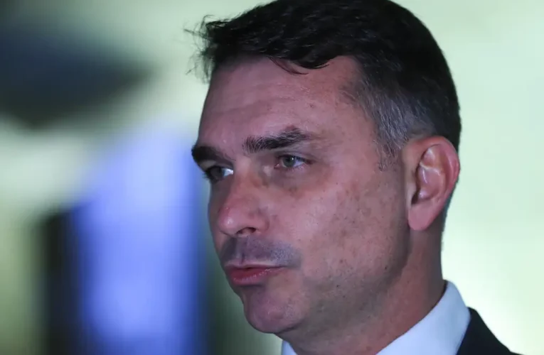 Escândalo “BolsoMaster” repercute na CLDF após denúncias contra Flávio Bolsonaro