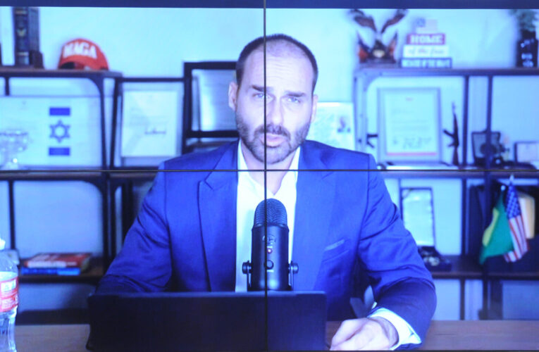 Eduardo Bolsonaro orientou envio milionário para filme sobre Jair Bolsonaro, diz reportagem