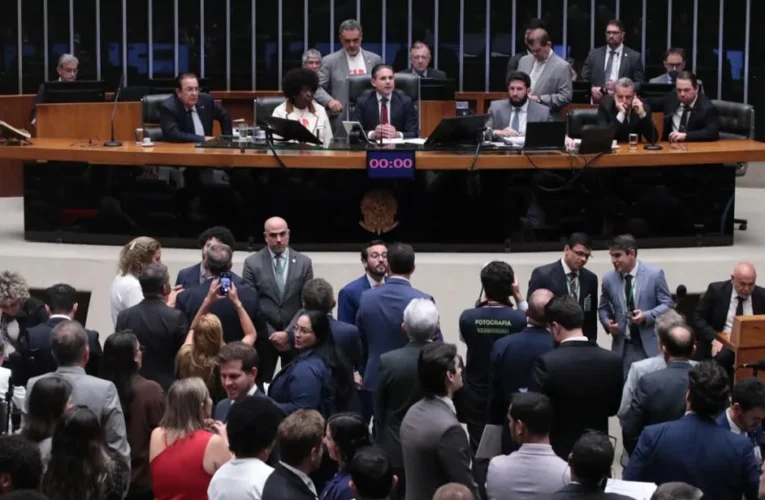 Deputados do PL e Novo votam contra PEC do fim da escala 6×1
