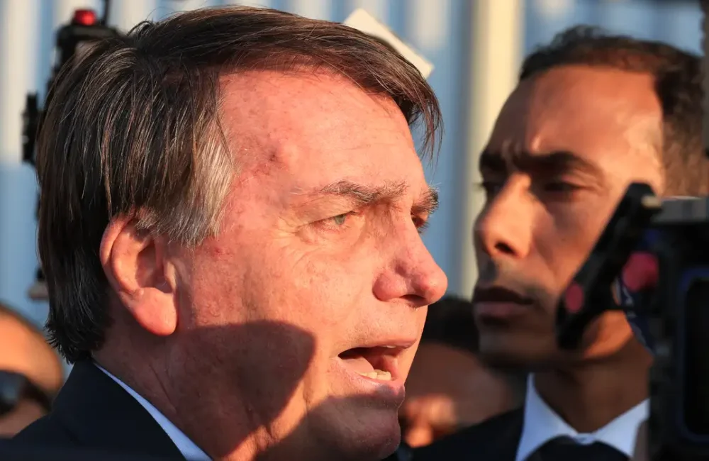 O ex-presidente Jair Bolsonaro teve alta hospitalar na tarde desta segunda-feira (4), após realizar uma cirurgia no ombro para tratar uma lesão no manguito rotador direito. Ele estava internado no hospital DF Star, em Brasília, desde a última sexta-feira (1º). A operação ocorreu sem intercorrências e o ex-presidente apresentou boa evolução clínica. A nota do hospital é assinada por cinco profissionais: o cirurgião de ombro Alexandre Firmino Paniago, o cirurgião geral Claudio Birolini, o cardiologista Leandro Echenique, o cardiologista Brasil Caiado e o diretor-geral Alisson Borges. >> Siga o canal da Agência Brasil no WhatsApp A cirurgia em Bolsonaro foi um reparo artroscópico do manguito rotador, para reparar lesões comprovadas por exames e por relatório fisioterápico. O procedimento foi autorizado pelo ministro do Supremo Tribunal Federal Alexandre de Moraes, após manifestação favorável do procurador-geral da República, Paulo Gonet. Bolsonaro, que tem 71 anos, cumpre prisão domiciliar humanitária desde o dia 24 de março, por decisão de Moraes após uma internação por pneumonia bacteriana. O ex-presidente foi condenado pela Primeira Turma do STF, em setembro de 2025, a 27 anos e 3 meses de prisão por seu papel de liderança na trama golpista.