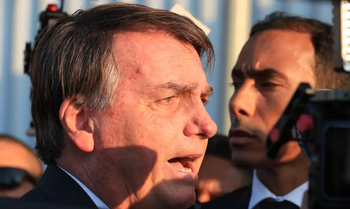 O ex-presidente Jair Bolsonaro teve alta hospitalar na tarde desta segunda-feira (4), após realizar uma cirurgia no ombro para tratar uma lesão no manguito rotador direito. Ele estava internado no hospital DF Star, em Brasília, desde a última sexta-feira (1º). A operação ocorreu sem intercorrências e o ex-presidente apresentou boa evolução clínica. A nota do hospital é assinada por cinco profissionais: o cirurgião de ombro Alexandre Firmino Paniago, o cirurgião geral Claudio Birolini, o cardiologista Leandro Echenique, o cardiologista Brasil Caiado e o diretor-geral Alisson Borges. >> Siga o canal da Agência Brasil no WhatsApp A cirurgia em Bolsonaro foi um reparo artroscópico do manguito rotador, para reparar lesões comprovadas por exames e por relatório fisioterápico. O procedimento foi autorizado pelo ministro do Supremo Tribunal Federal Alexandre de Moraes, após manifestação favorável do procurador-geral da República, Paulo Gonet. Bolsonaro, que tem 71 anos, cumpre prisão domiciliar humanitária desde o dia 24 de março, por decisão de Moraes após uma internação por pneumonia bacteriana. O ex-presidente foi condenado pela Primeira Turma do STF, em setembro de 2025, a 27 anos e 3 meses de prisão por seu papel de liderança na trama golpista.