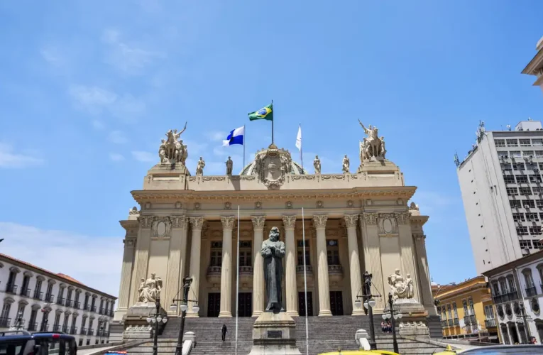Alerj aprova projeto de banheiros neutros para pessoas trans no RJ