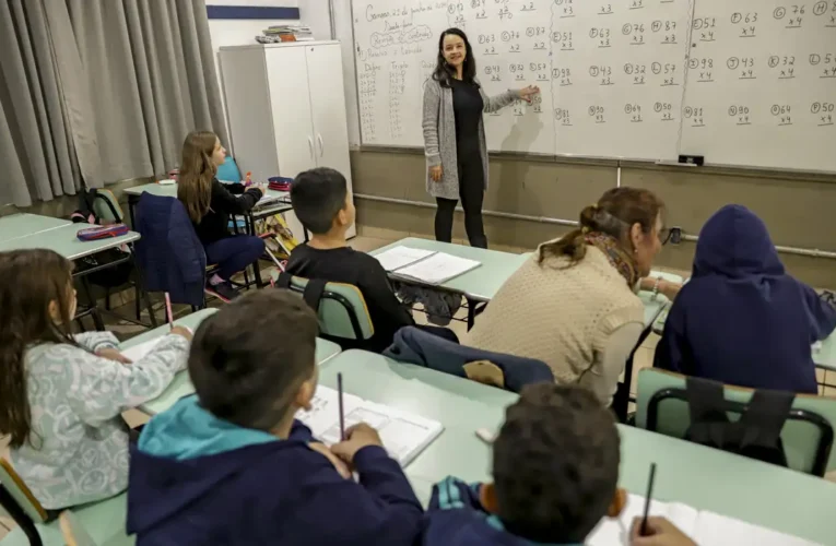 Senado aprova piso salarial de professores em R$ 5,1 mil para 2026