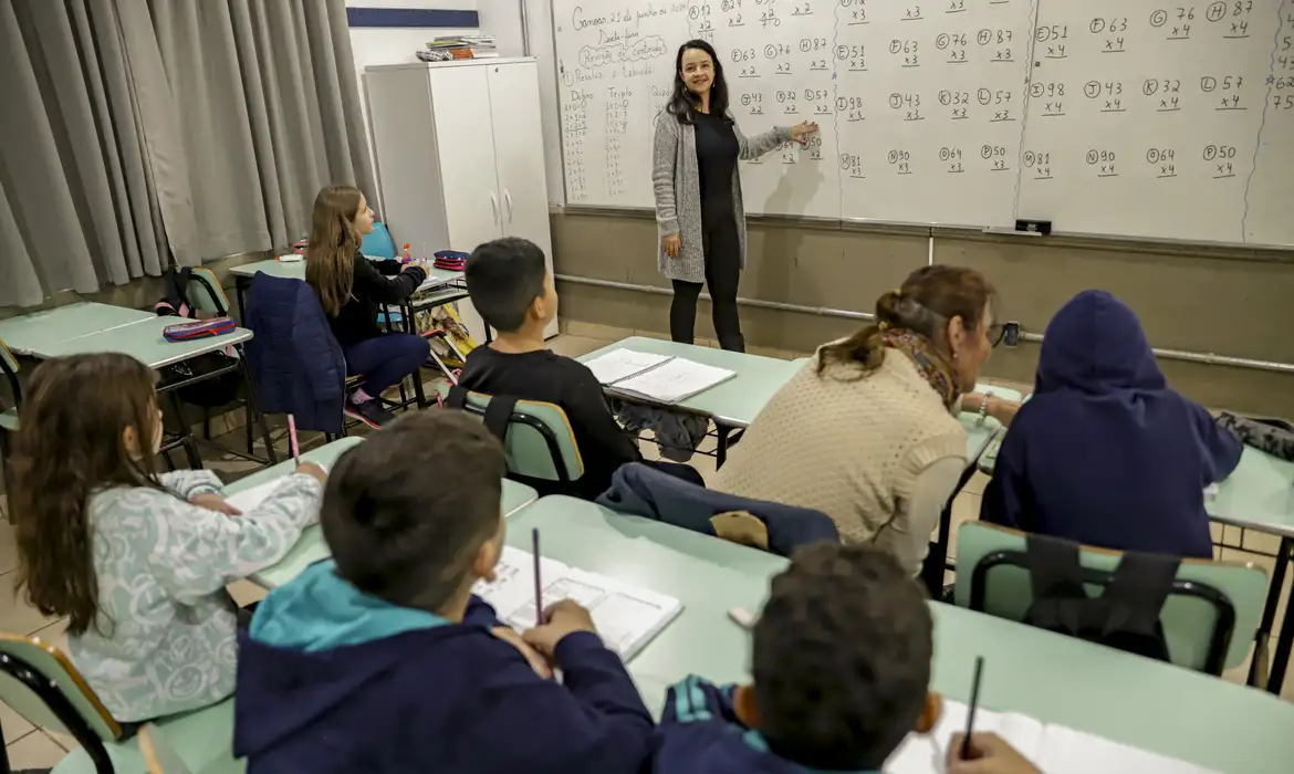 piso salarial dos professores, Senado, educação básica, Fundeb, Lula, reajuste salarial, professores, educação, MP 1334