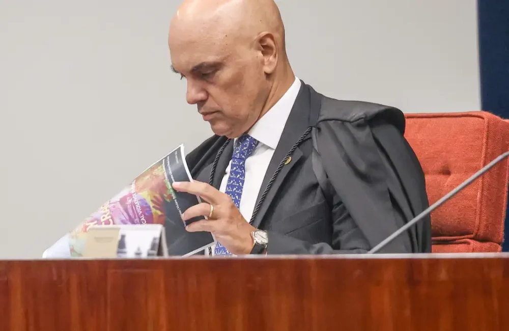 Alexandre de Moraes, Jair Bolsonaro, STF, Polícia Militar do DF, GSI, arma apreendida, prisão domiciliar, Brasília, Papuda, Justiça