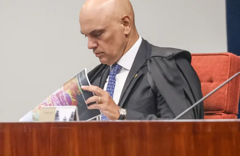 Moraes dá 24 horas para defesa de Bolsonaro explicar arma apreendida