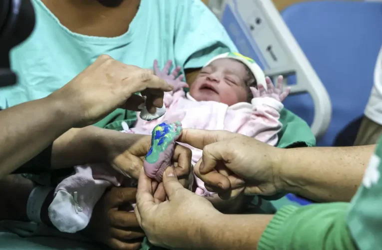 Bebês nascidos durante a Copa do Mundo ganham homenagens em hospitais do Rio