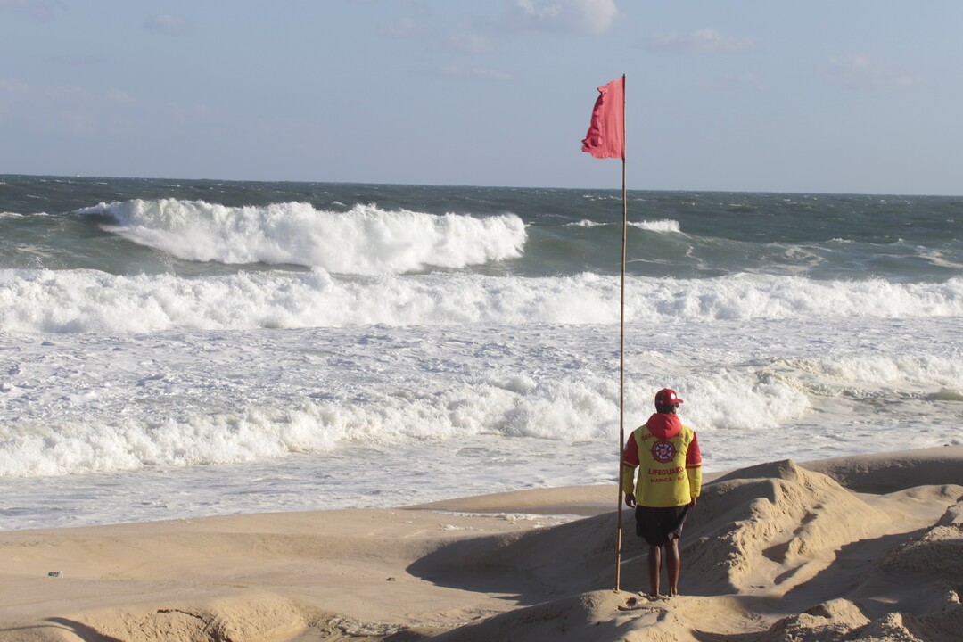 alerta de ressaca em Maricá, Defesa Civil Maricá, ressaca no litoral, praias de Maricá, ondas de 2,5 metros, Marinha do Brasil, segurança nas praias, Danilo Santos, Ponta Negra, Itaipuaçu