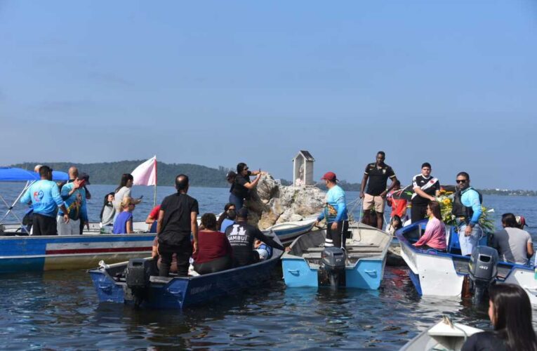Festa de São Pedro em Maricá começa com procissão de barcos em Zacarias