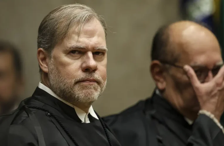 Dias Toffoli toma posse como ministro efetivo do TSE para eleições de 2026