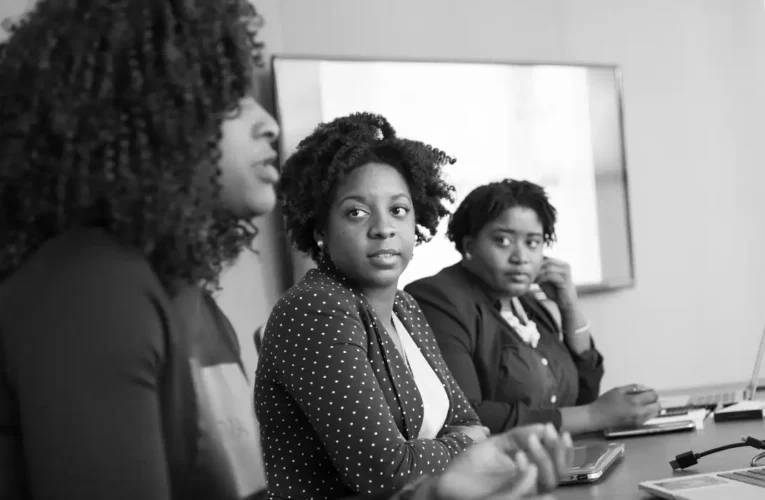 Mulheres negras jovens enfrentam maiores desigualdades no mercado de trabalho