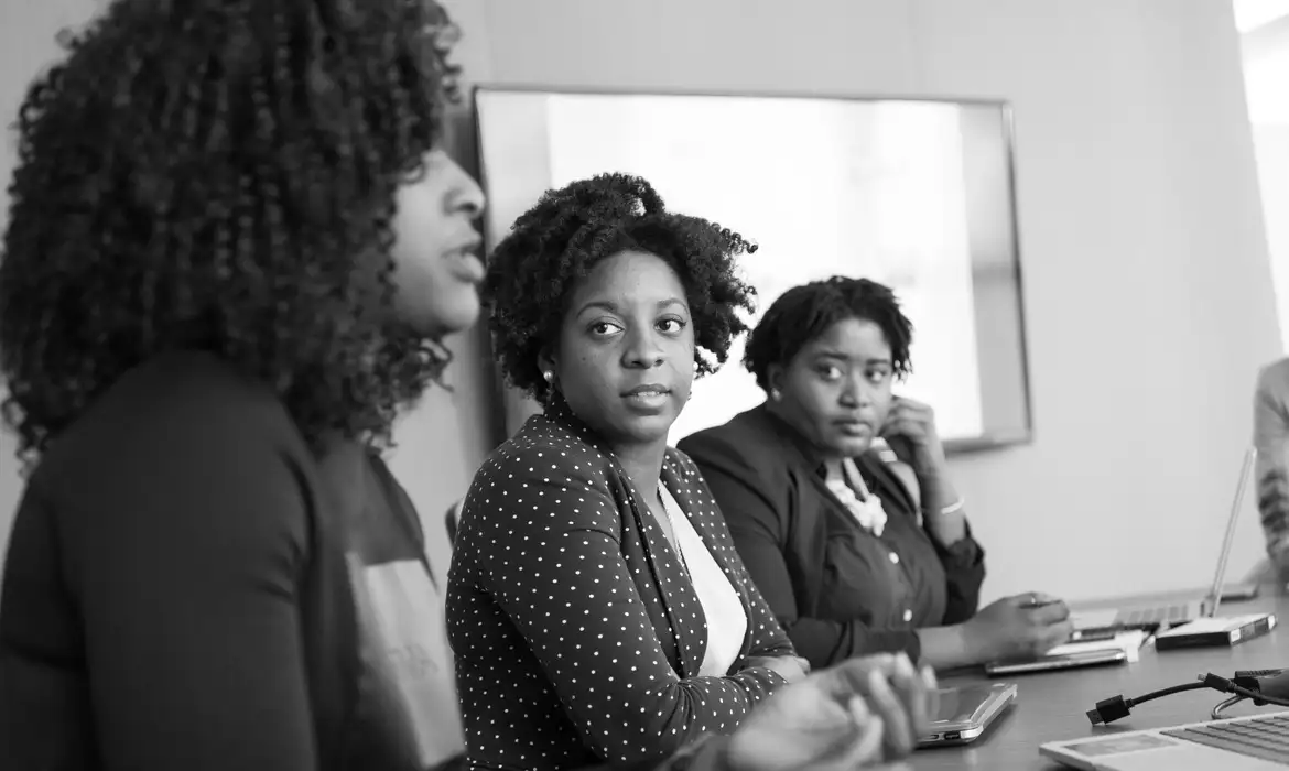 mulheres negras, mercado de trabalho, desemprego, desigualdade salarial, informalidade, juventude, Ceert, IBGE, PNAD Contínua, inclusão social