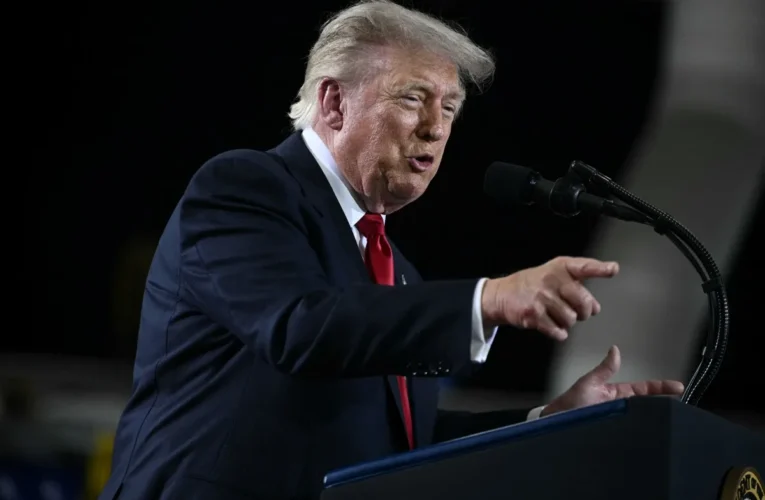 Trump é chamado de “protetor de pedófilo” durante discurso em Michigan