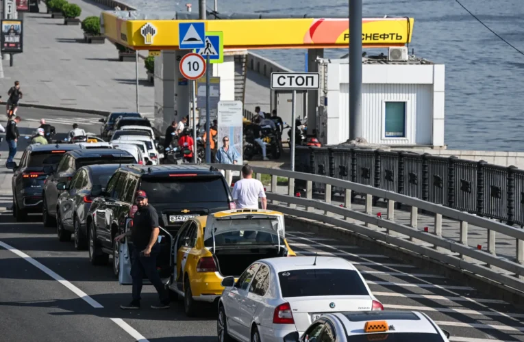 Ataques da Ucrânia provocam crise de gasolina e filas em postos na Rússia