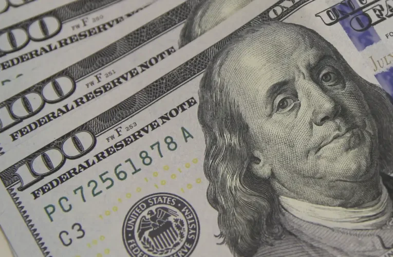 Dólar cai para menor valor em quase dois meses e Ibovespa sobe quase 2%