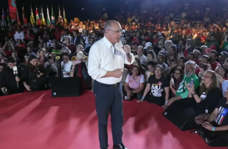 Alckmin reforça aliança com Lula e critica extrema direita durante convenção