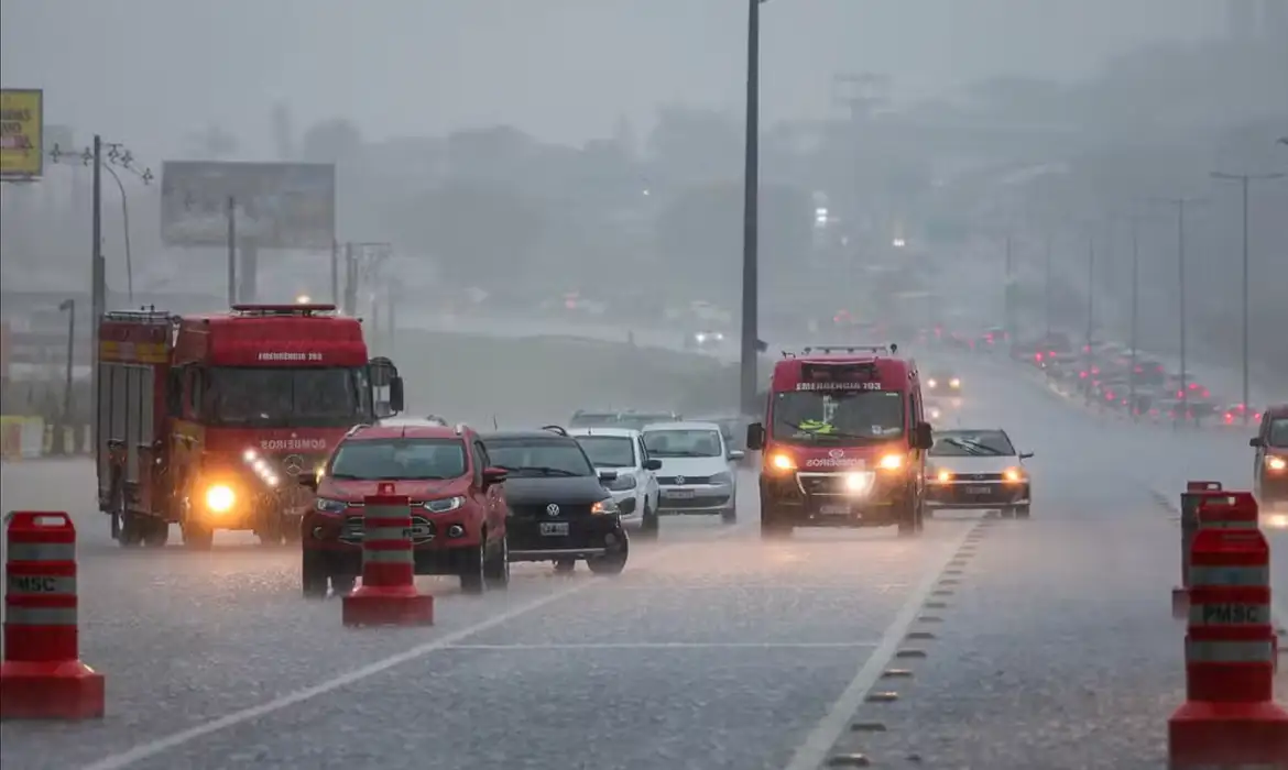 tempestades, baixa umidade, Inmet, previsão do tempo, clima, chuva, trovoadas, alerta meteorológico, Rio Grande do Sul, Santa Catarina, Paraná, Rio de Janeiro, Minas Gerais, Goiás, Mato Grosso, Bahia, M1NewsTV, M1NewsMaricáNoticias