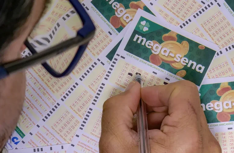 Volante de apostas da Mega-Sena preenchido para sorteio da loteria