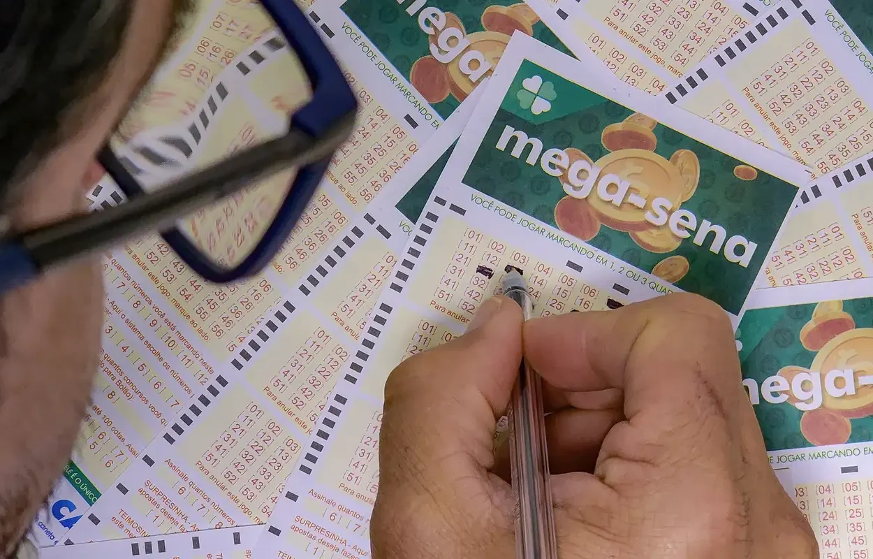 Volante de apostas da Mega-Sena preenchido para sorteio da loteria
