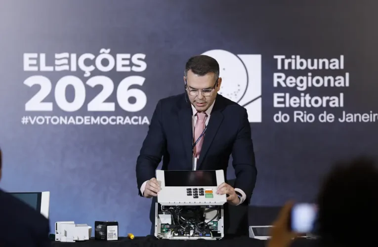 TRE-RJ desmonta urna eletrônica e apresenta mecanismos de segurança