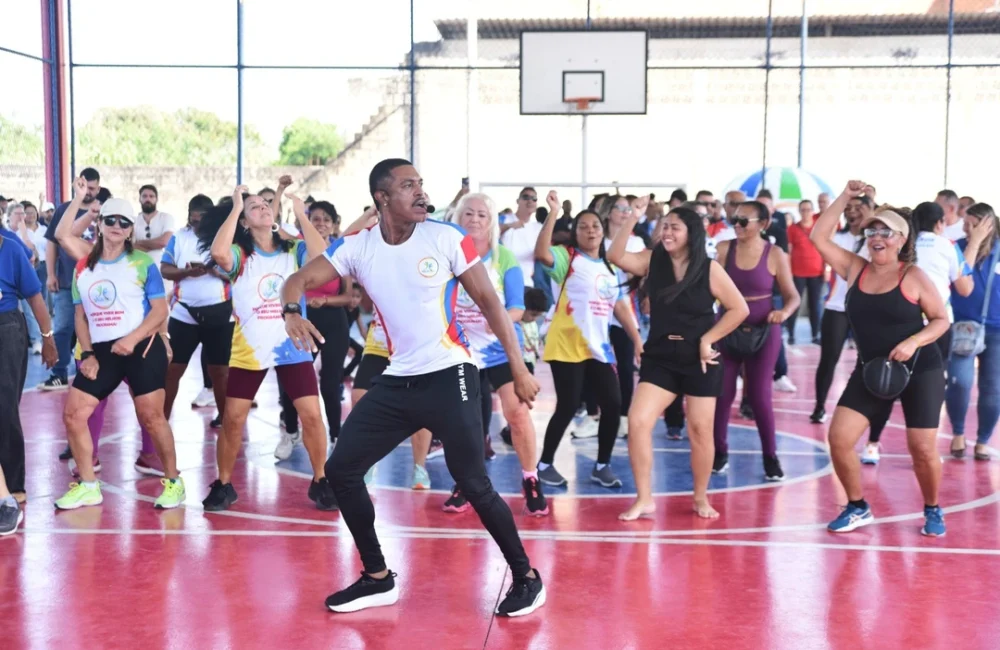 Moradores reunidos no Centro de Artes e Esportes Unificados do bairro Mumbuca durante atividades esportivas e culturais