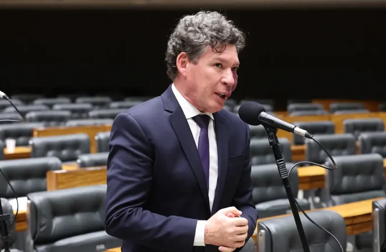Fim da taxa das blusinhas avança no Congresso; votação será em setembro