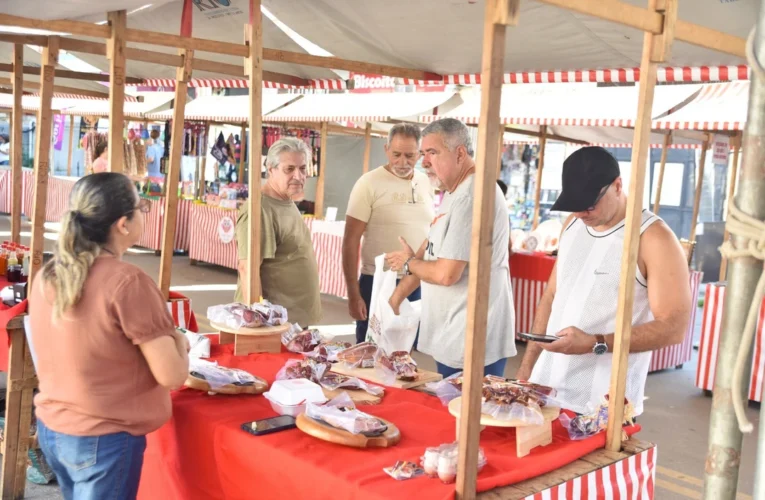 Produtores rurais comercializam hortaliças e alimentos frescos na Feira da Agricultura Familiar em Itaipuaçu