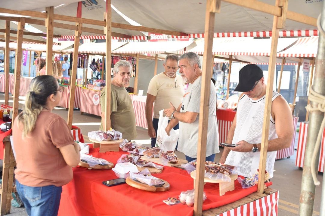 Produtores rurais comercializam hortaliças e alimentos frescos na Feira da Agricultura Familiar em Itaipuaçu