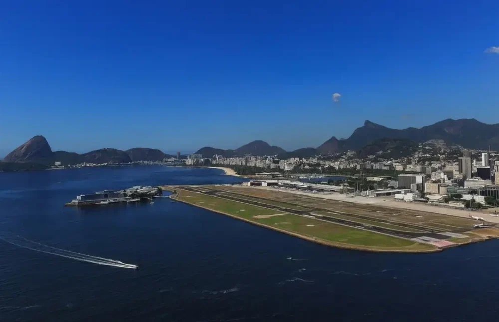 Pista do Aeroporto Santos Dumont no Rio de Janeiro após incidente com aeronave de pequeno porte na área gramada