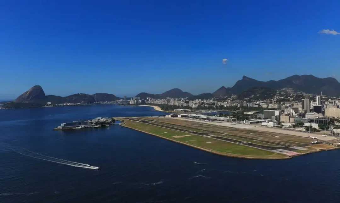 Pista do Aeroporto Santos Dumont no Rio de Janeiro após incidente com aeronave de pequeno porte na área gramada