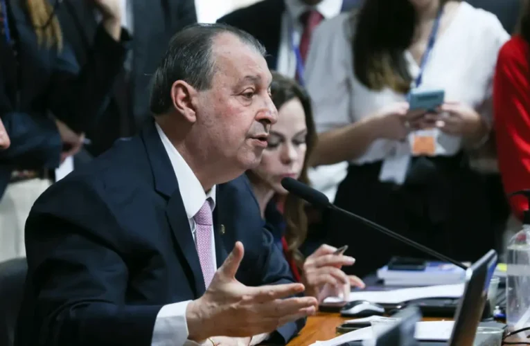 Senador Omar Aziz durante apresentação do relatório sobre a jornada de trabalho no Senado Federal