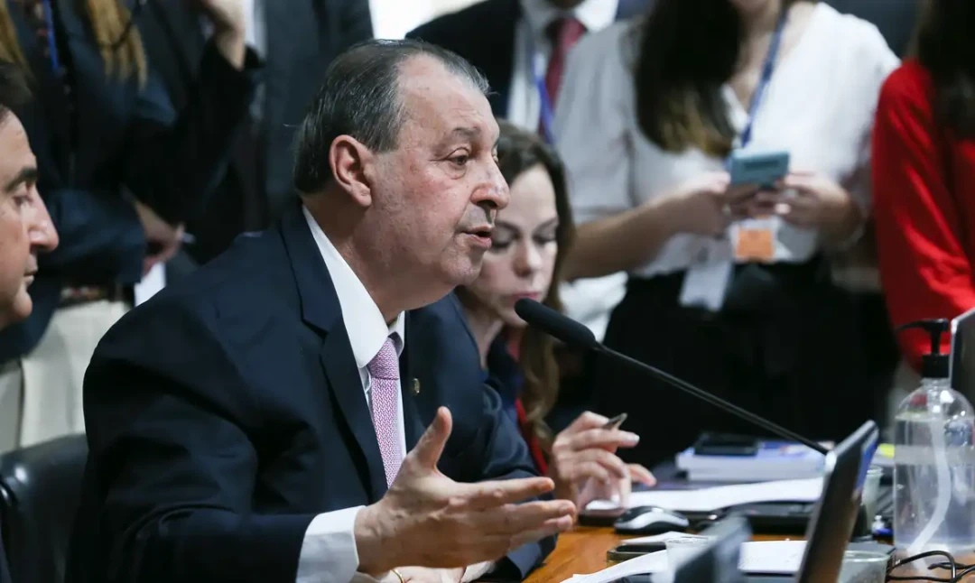 Senador Omar Aziz durante apresentação do relatório sobre a jornada de trabalho no Senado Federal